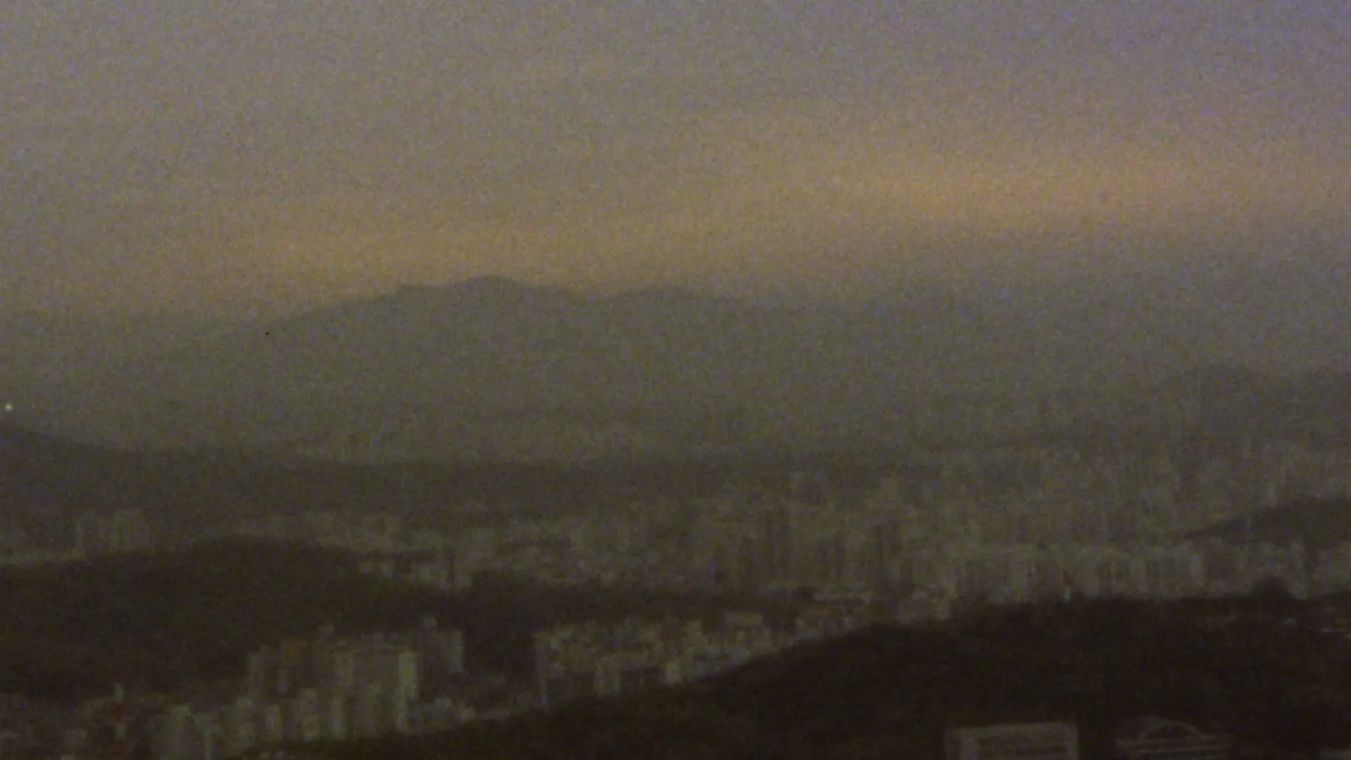 Mėlynas kalnas. Baltas debesis